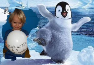Chłopiec trzyma balon z napisem Dzień Wiedzy o Pingwinach.